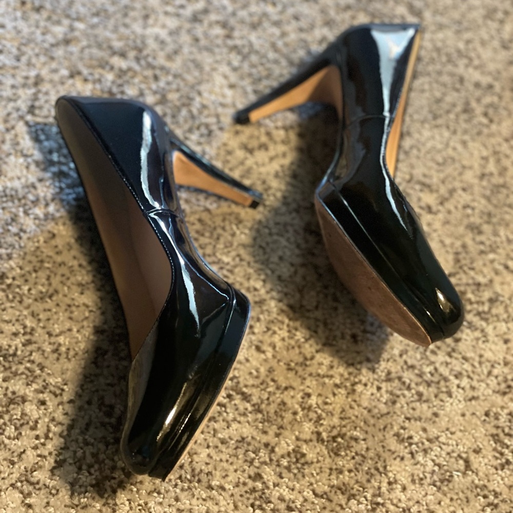 Cole Haan size 7 black patent leather pumps